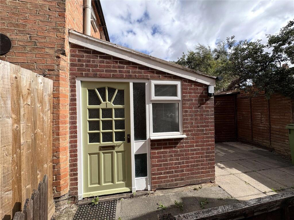 1 bed Mid Terraced House for rent in Newark-on-Trent. From Whitegates - Newark