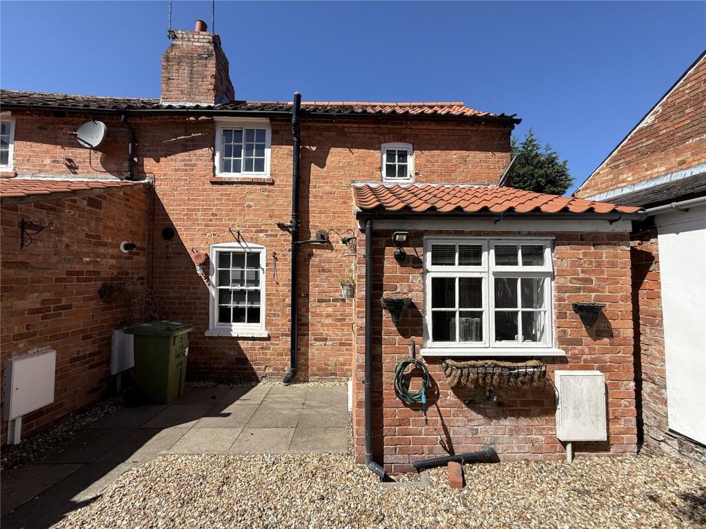 2 bed Mid Terraced House for rent in Newark-on-Trent. From Whitegates - Newark