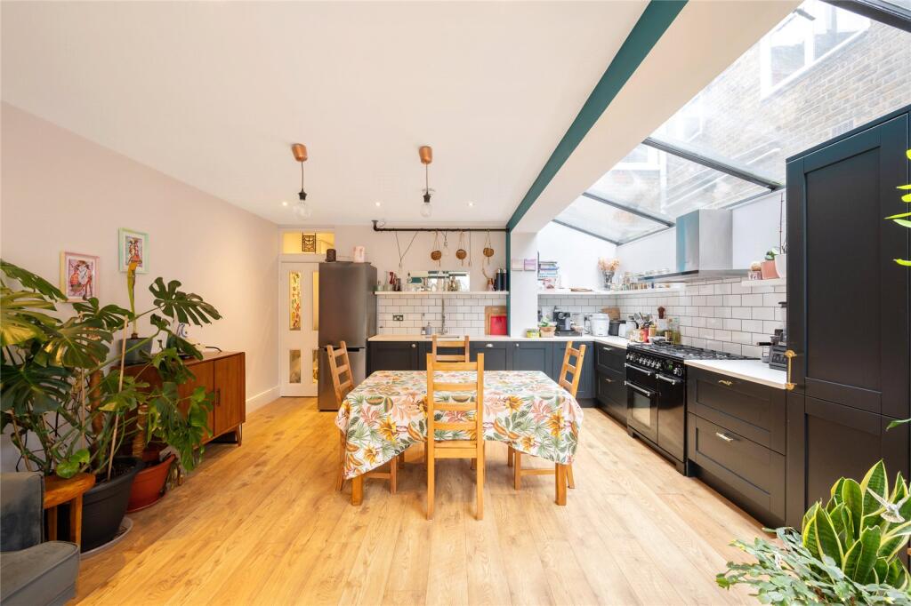 2 bed Apartment for rent in Willesden. From Wilfords London - Kensington