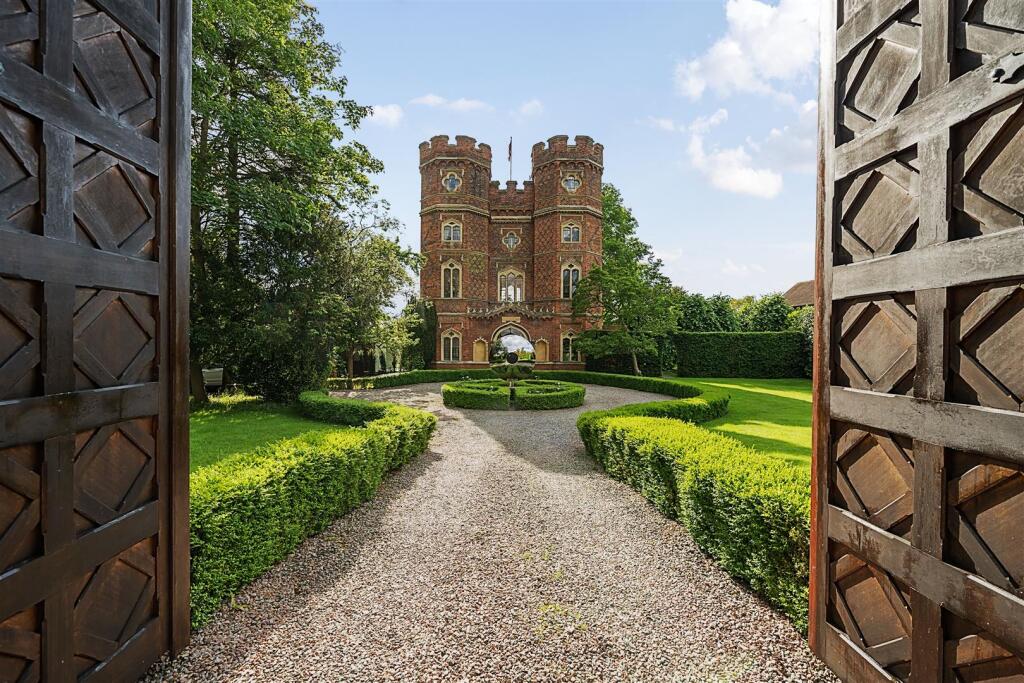 6 bed Detached for rent in Esher. From Wills & Smerdon