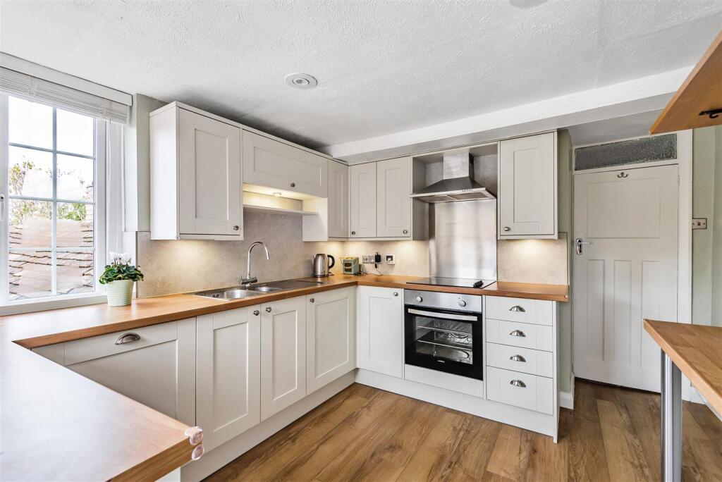 3 bed 1st Floor Flat for rent in Ripley. From Wills & Smerdon 3 bed 1st Floor Flat for rent in Ripley. From Wills & Smerdon