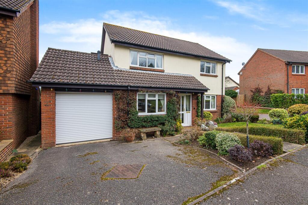 3 bed Detached for rent in Leatherhead. From Wills & Smerdon 3 bed Detached for rent in Leatherhead. From Wills & Smerdon
