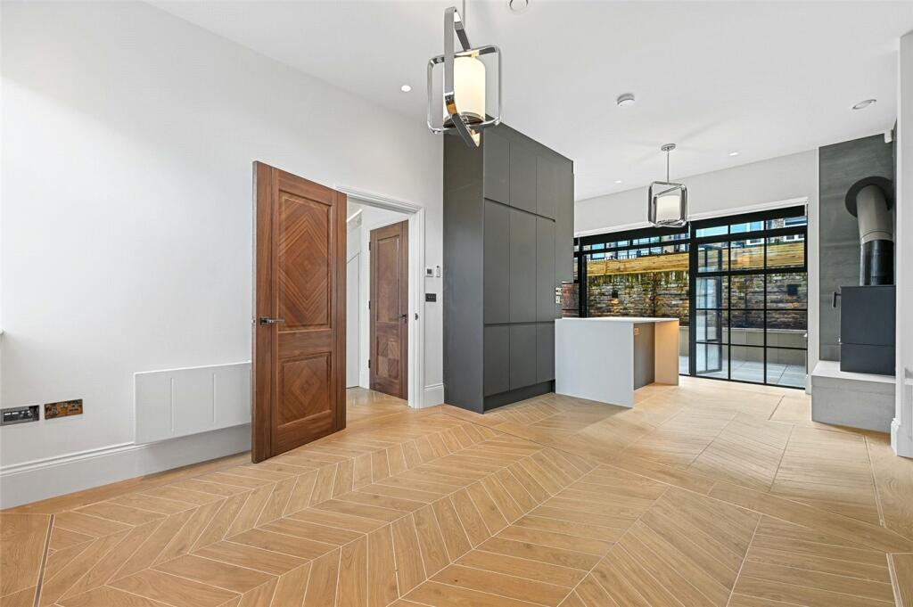 3 bed Mid Terraced House for rent in London. From Winkworth - Fulham