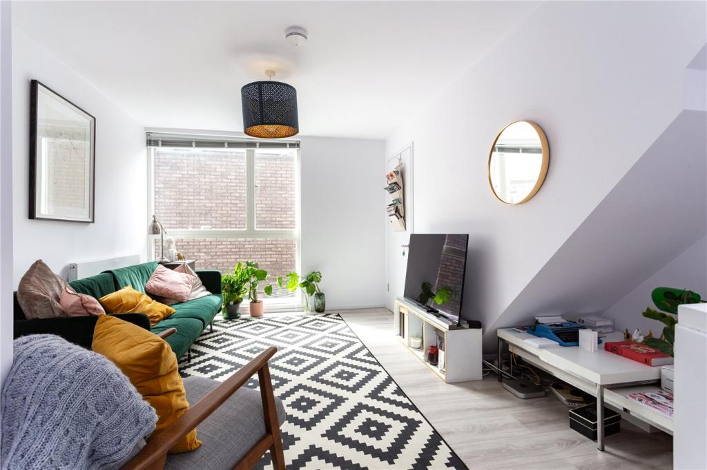 1 bed Mid Terraced House for rent in London. From Winkworth - Shoreditch
