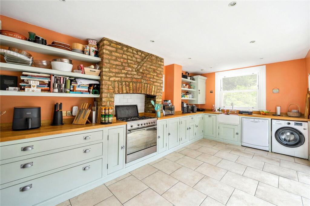 4 bed Semi Detached for rent in London. From Winkworth - Streatham