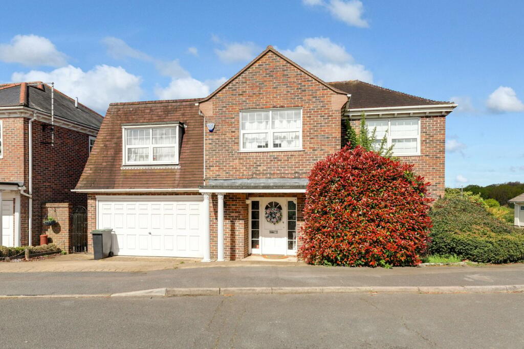 5 bed Detached House for rent in Loughton. From Woodbury Homes