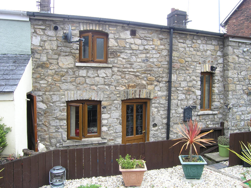 2 bed Mid Terraced House for rent in Pontypool. From Digby Turner & Co - Usk