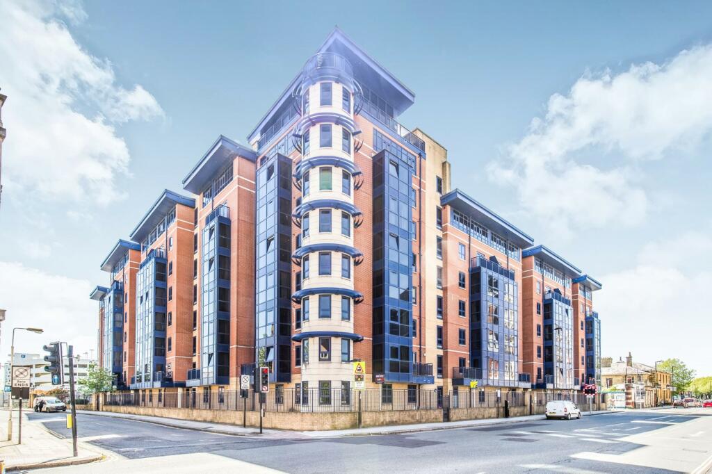 3 bed Flat for rent in Southampton. From Leaders - Southampton Ocean Village Marina