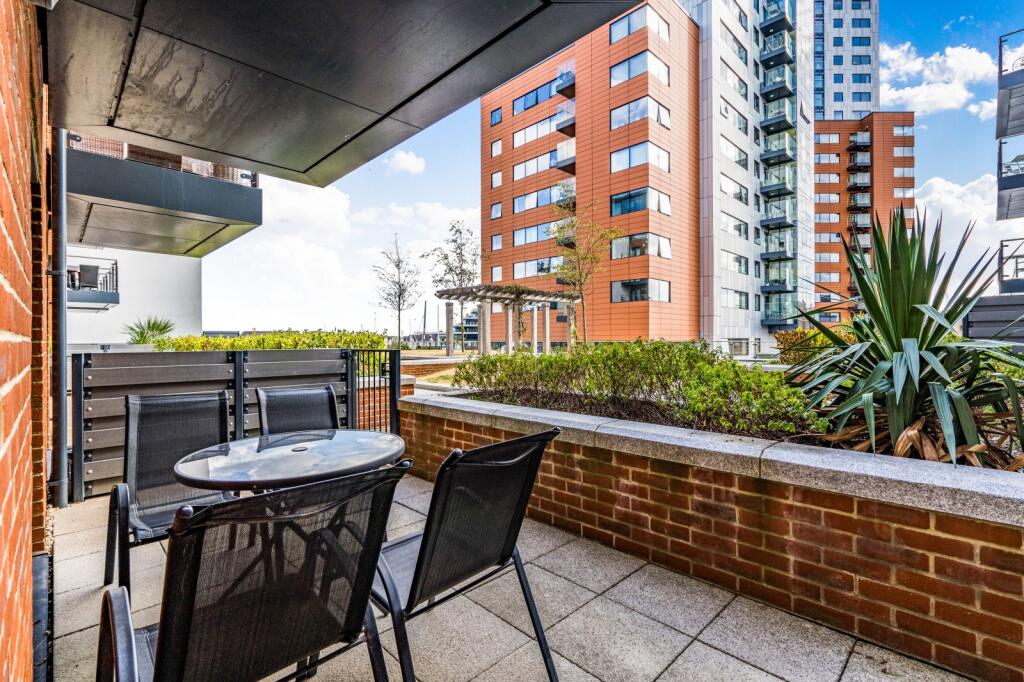 2 bed Detached for rent in Southampton. From Leaders Waterside Properties Sales - Ocean Village