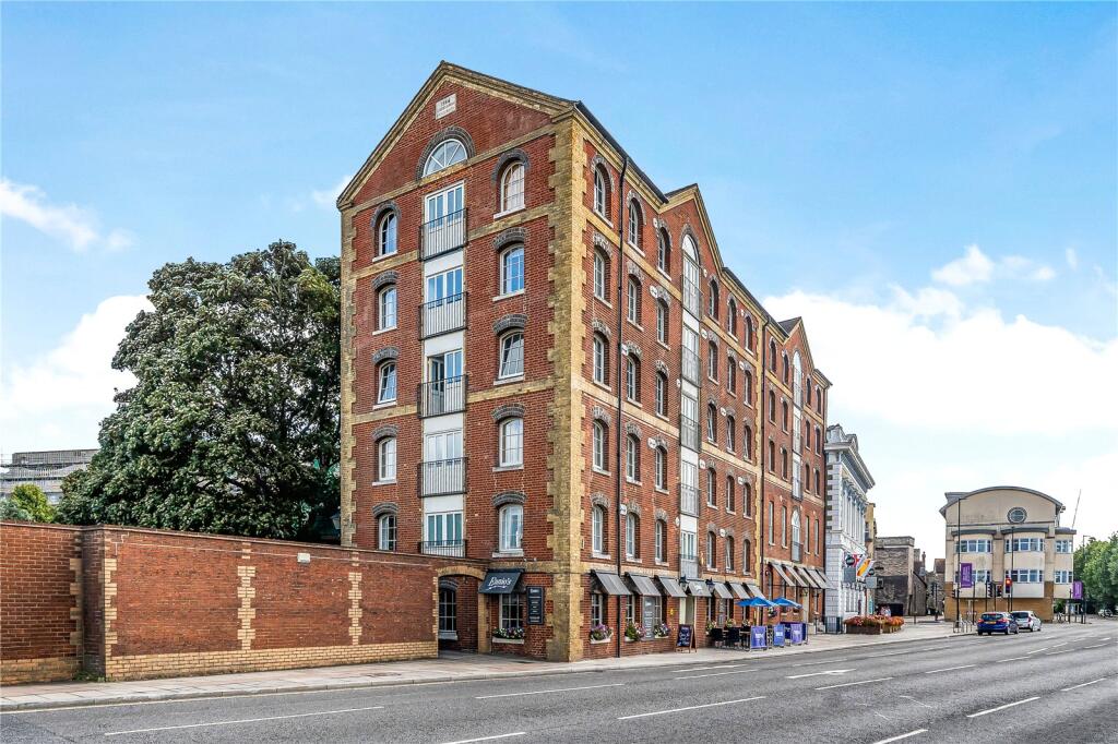 4 bed 1st Floor Flat for rent in Southampton. From Leaders Waterside Properties Sales - Ocean Village 4 bed 1st Floor Flat for rent in Southampton. From Leaders Waterside Properties Sales - Ocean Village