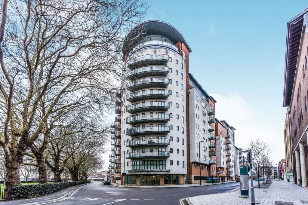 2 bed 1st Floor Flat for rent in Southampton. From Leaders Waterside Properties Sales - Ocean Village