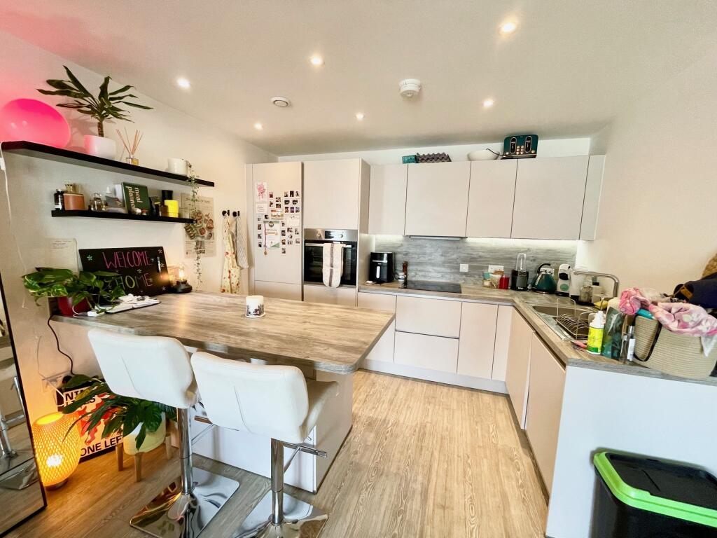 2 bed 1st Floor Flat for rent in Southampton. From Leaders Waterside Properties Sales - Ocean Village