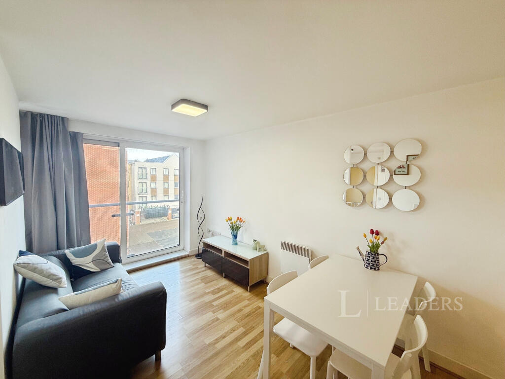4 bed 1st Floor Flat for rent in Southampton. From Leaders Waterside Properties Sales - Ocean Village 4 bed 1st Floor Flat for rent in Southampton. From Leaders Waterside Properties Sales - Ocean Village