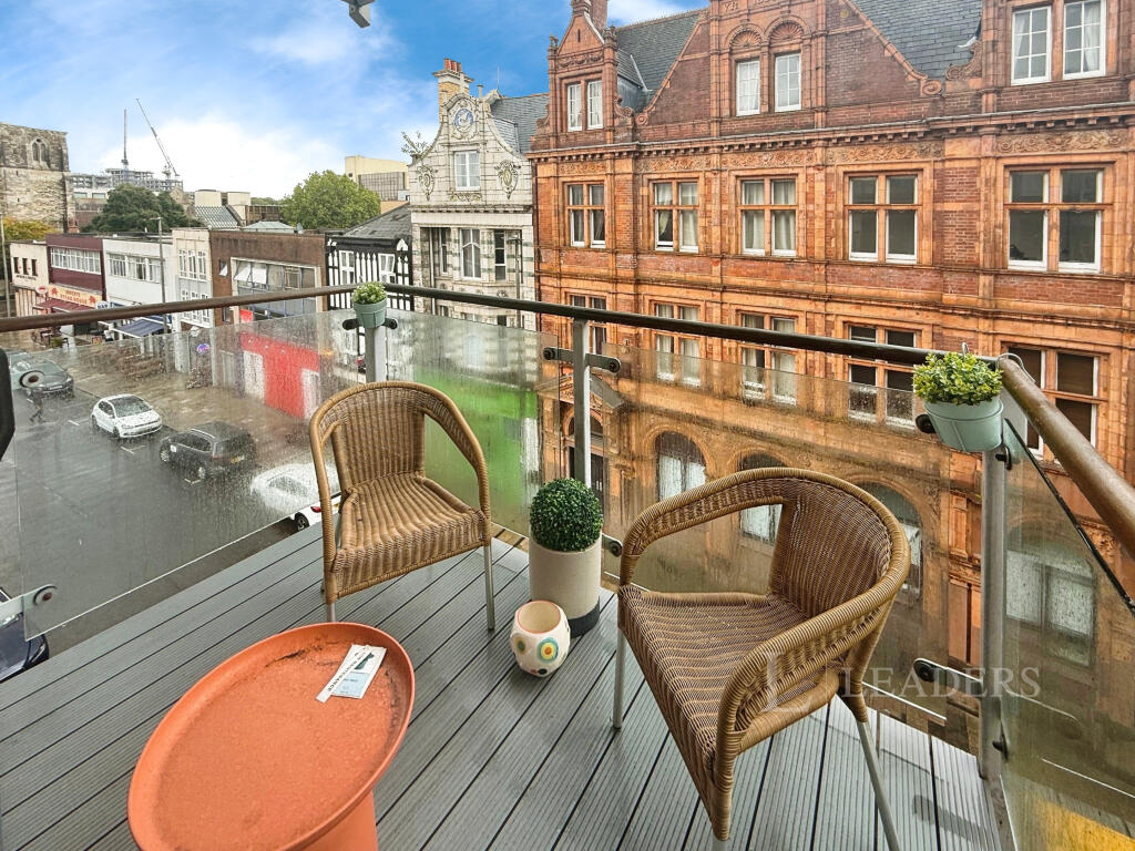 4 bed 1st Floor Flat for rent in Southampton. From Leaders Waterside Properties Sales - Ocean Village 4 bed 1st Floor Flat for rent in Southampton. From Leaders Waterside Properties Sales - Ocean Village