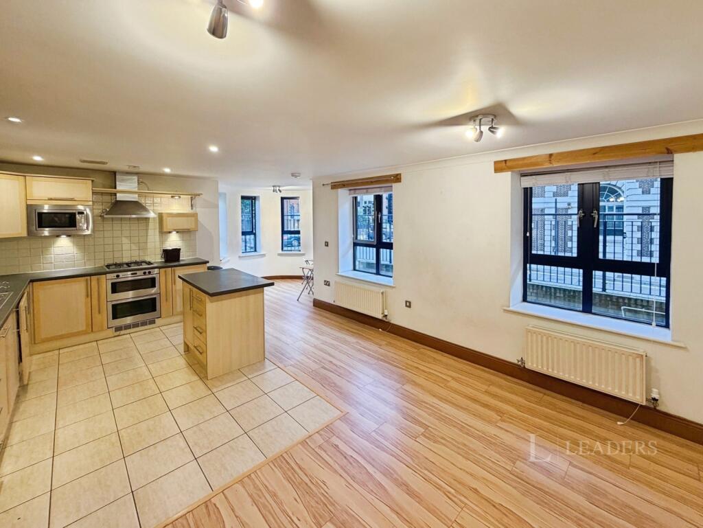 3 bed 1st Floor Flat for rent in Southampton. From Leaders Waterside Properties Sales - Ocean Village 3 bed 1st Floor Flat for rent in Southampton. From Leaders Waterside Properties Sales - Ocean Village