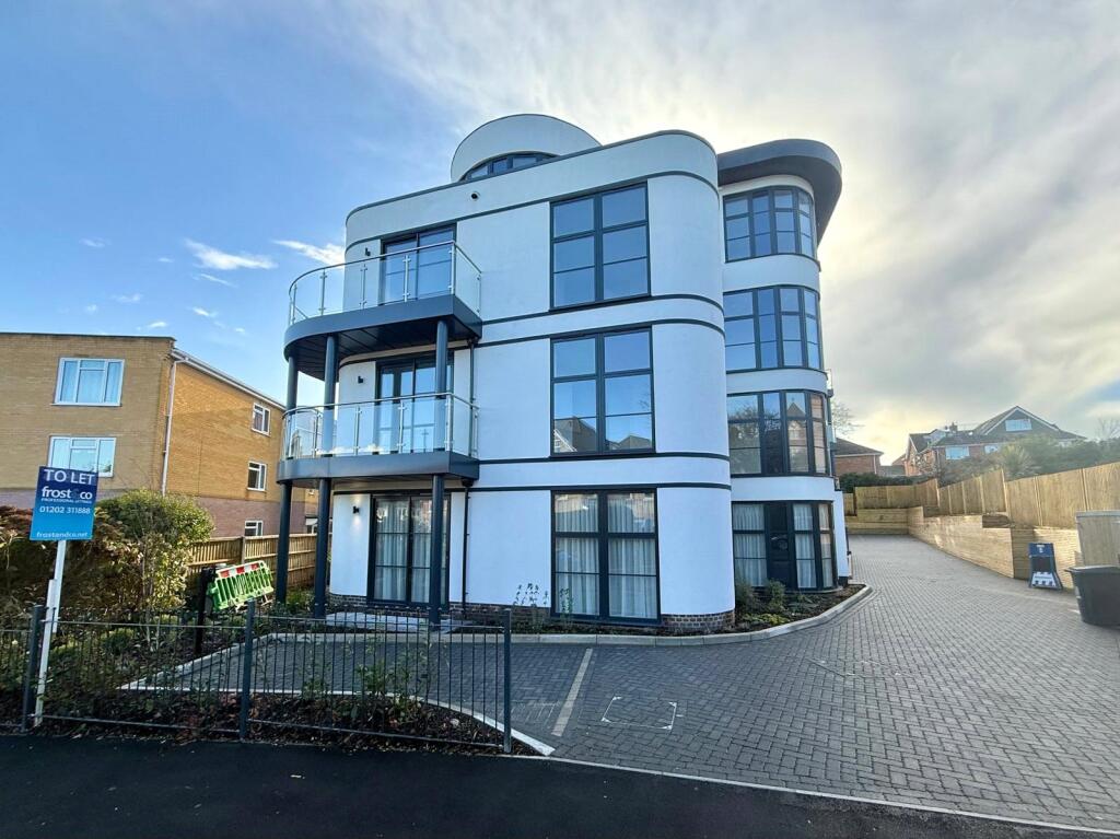 2 bed Penthouse for rent in Bournemouth. From Frost & Co Estate Agents - Bournemouth