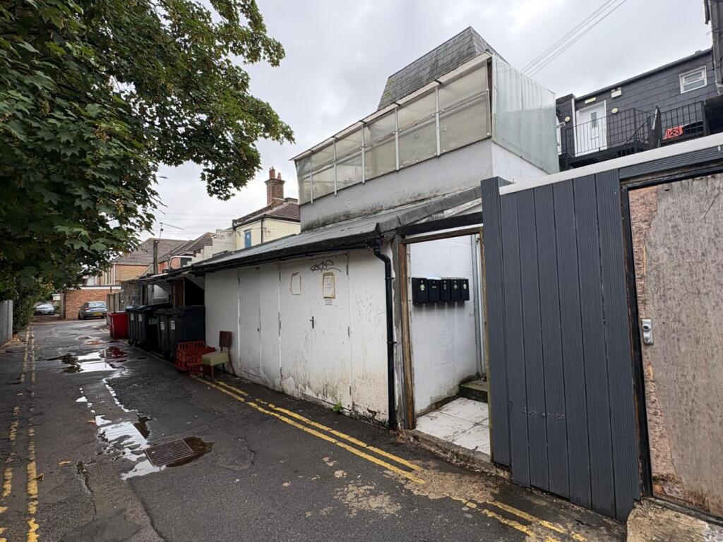 3 bed 1st Floor Flat for rent in Bournemouth. From Frost & Co Estate Agents - Bournemouth