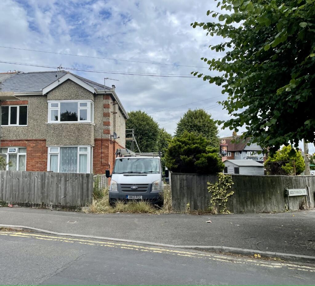 1 bed 1st Floor Flat for rent in Winkton. From Frost & Co Estate Agents - Bournemouth