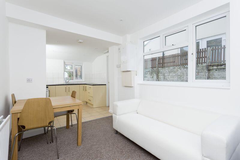 4 bed Mid Terraced House for rent in Portsmouth. From Fry & Kent - Southsea 4 bed Mid Terraced House for rent in Portsmouth. From Fry & Kent - Southsea