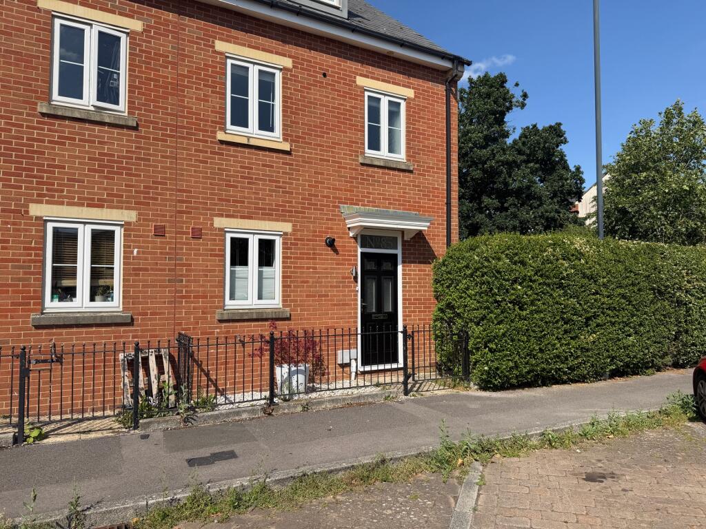 4 bed End of Terrace for rent in Blunsdon St Andrew. From Gatekeeper - Swindon 4 bed End of Terrace for rent in Blunsdon St Andrew. From Gatekeeper - Swindon