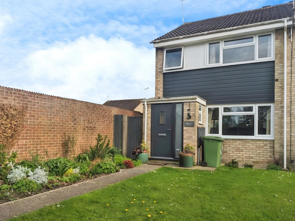 3 bed Semi Detached for rent in Aylesbury. From Gatekeeper - Swindon