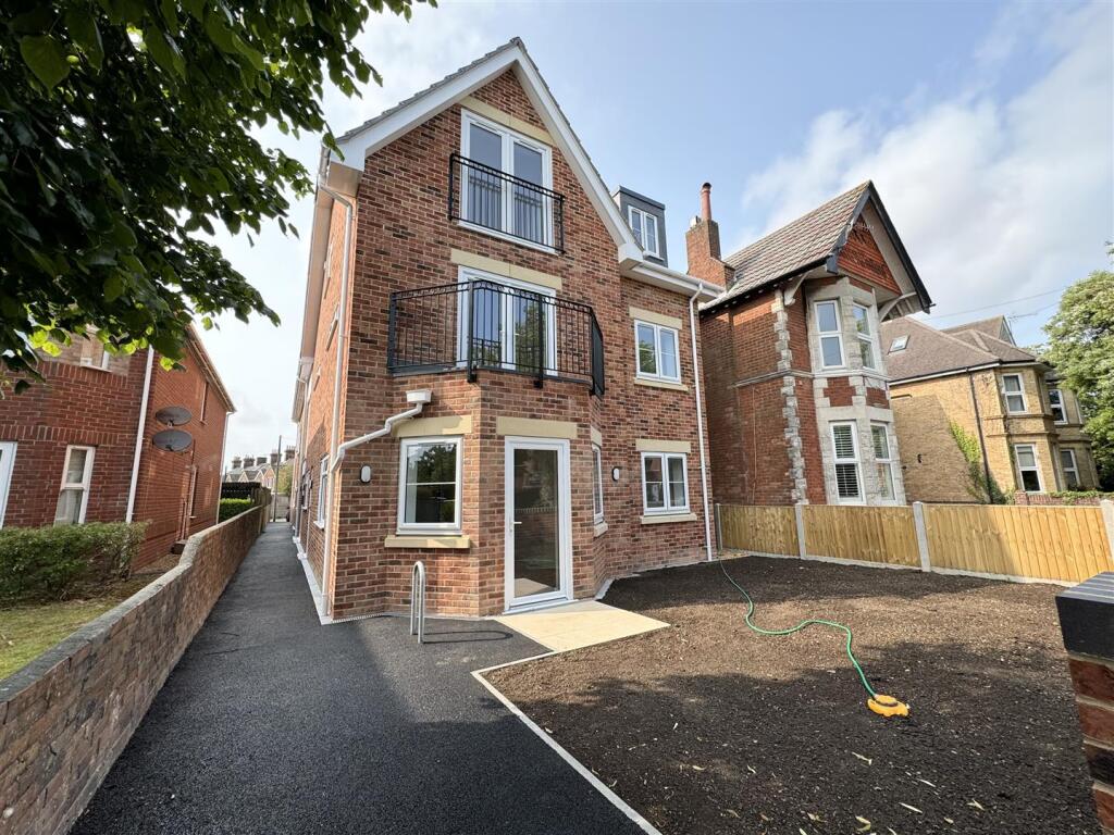 2 bed Apartment for rent in Poole. From Greys Estate and Letting Agents - Poole