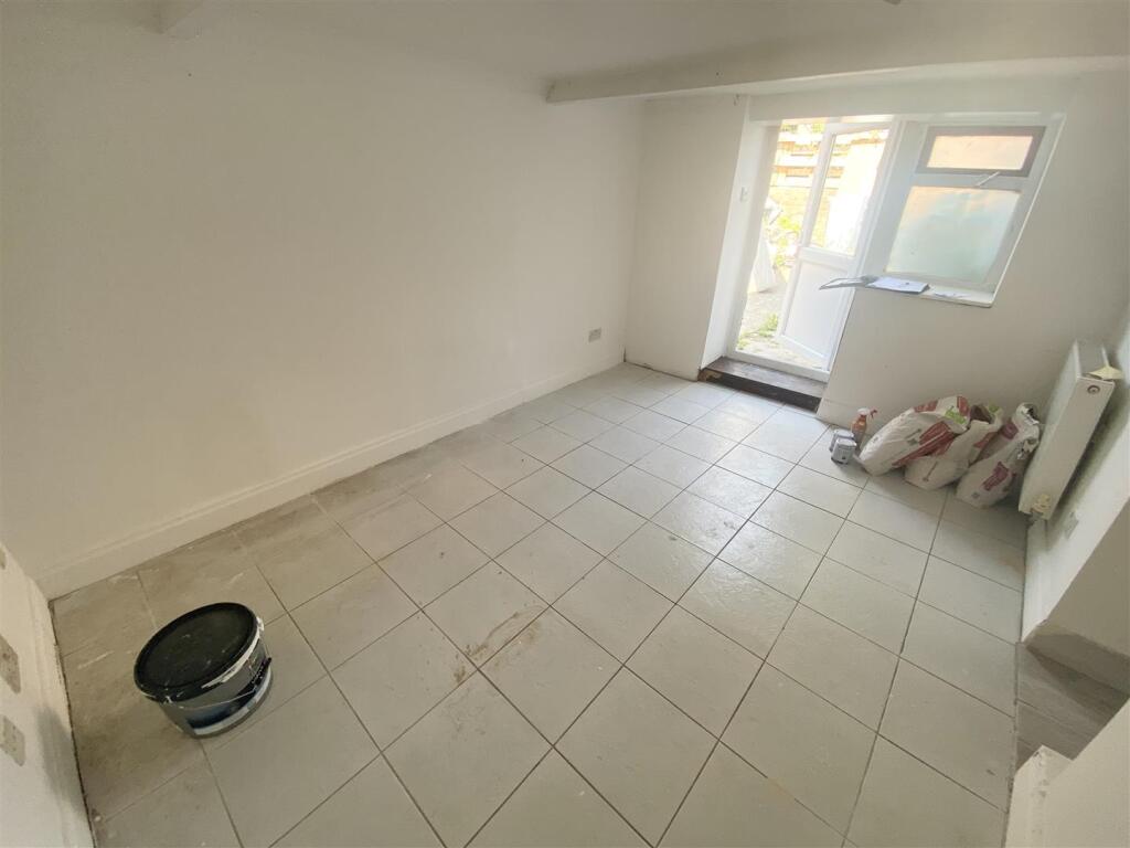 4 bed Studio for rent in Poole. From Greys Estate and Letting Agents - Poole 4 bed Studio for rent in Poole. From Greys Estate and Letting Agents - Poole