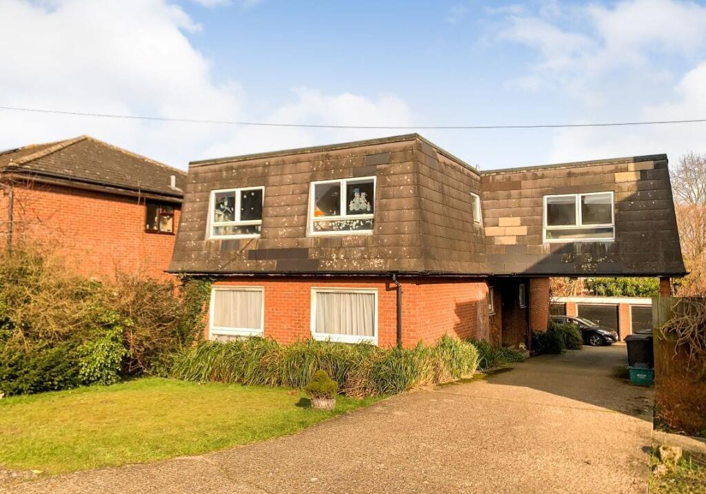 2 bed 1st Floor Flat for rent in Gerrards Cross. From Hilton King & Locke - Chalfont St Peter 2 bed 1st Floor Flat for rent in Gerrards Cross. From Hilton King & Locke - Chalfont St Peter