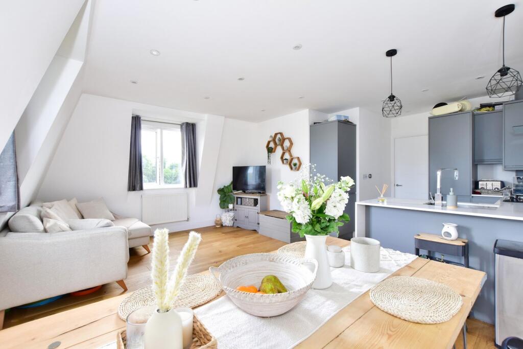 2 bed Apartment for rent in Iver. From Hilton King & Locke - Farnham Common 2 bed Apartment for rent in Iver. From Hilton King & Locke - Farnham Common