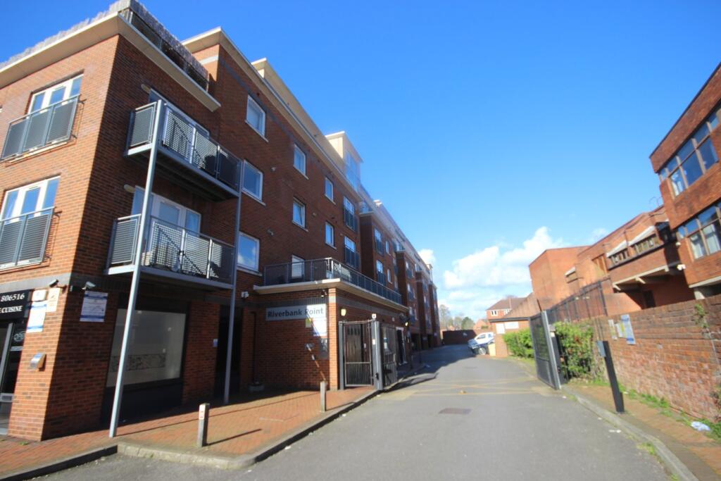 3 bed Apartment for rent in Uxbridge. From Hilton King & Locke - Farnham Common