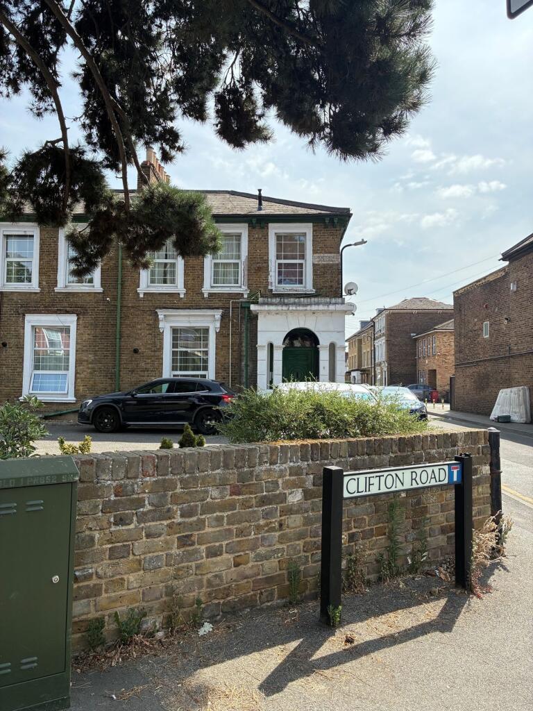 4 bed Studio for rent in Slough. From Hilton King & Locke - Farnham Common