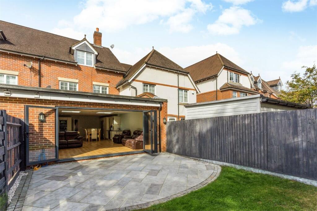 5 bed Town House for rent in Shreding Green. From Hilton King & Locke - Farnham Common