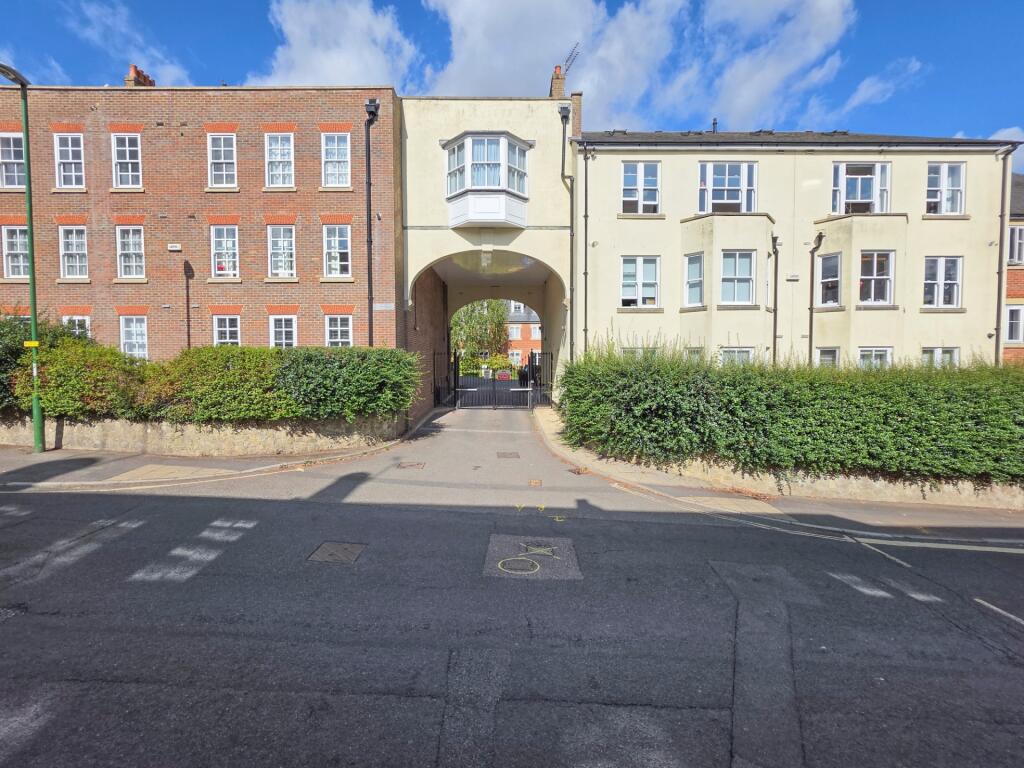 2 bed Apartment for rent in Haywards Heath. From Holroyd Homes Ltd - Haywards Heath 2 bed Apartment for rent in Haywards Heath. From Holroyd Homes Ltd - Haywards Heath