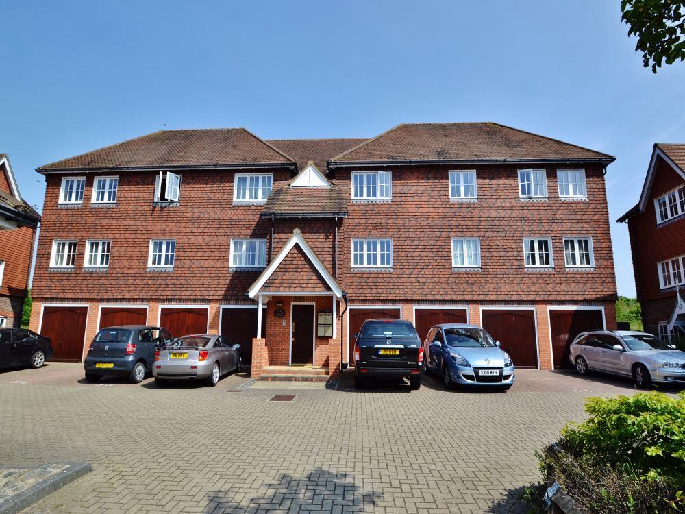 2 bed Apartment for rent in Haywards Heath. From Holroyd Homes Ltd - Haywards Heath 2 bed Apartment for rent in Haywards Heath. From Holroyd Homes Ltd - Haywards Heath