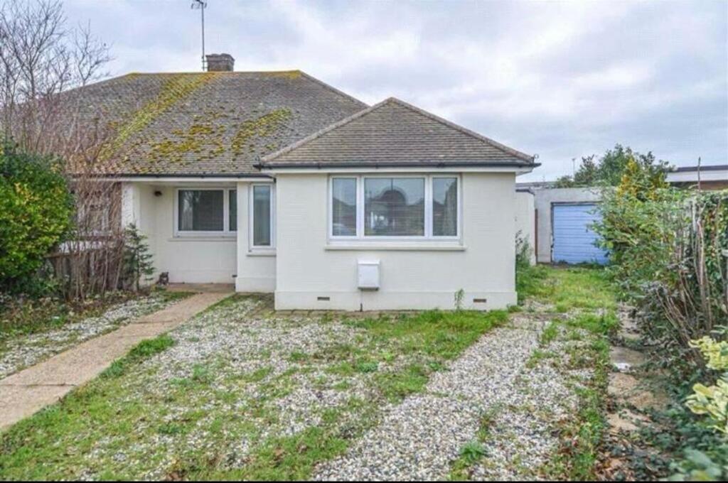 3 bed Semi-detached bungalow for rent in Southend-on-Sea. From Blackshaw Homes - Southend 3 bed Semi-detached bungalow for rent in Southend-on-Sea. From Blackshaw Homes - Southend