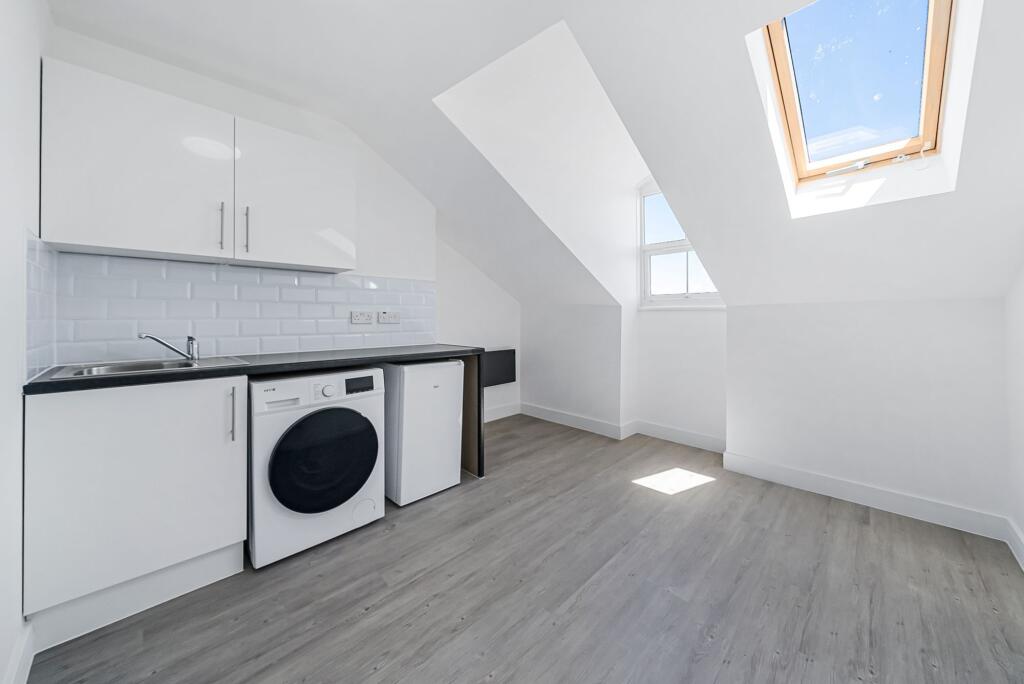 4 bed Studio for rent in Southend-on-Sea. From Blackshaw Homes - Southend