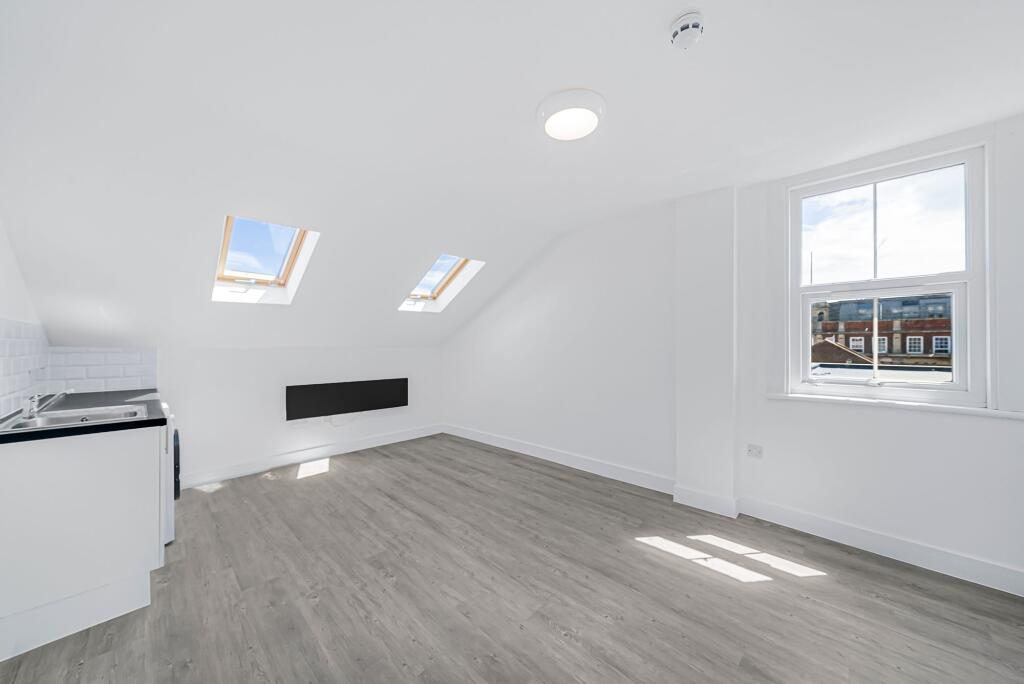4 bed Studio for rent in Southend-on-Sea. From Blackshaw Homes - Southend