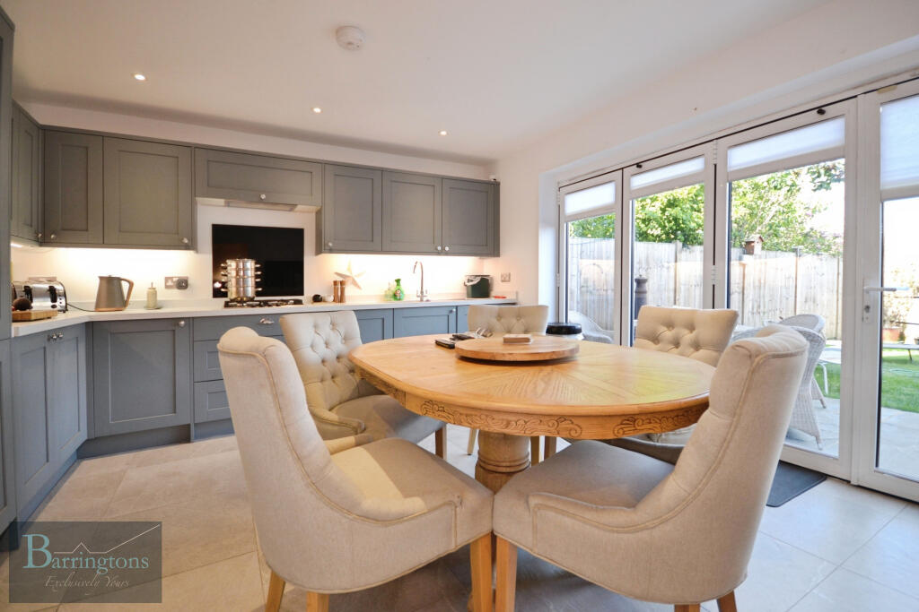 5 bed Town House for rent in Ingatestone. From Barringtons Property - Ingatestone