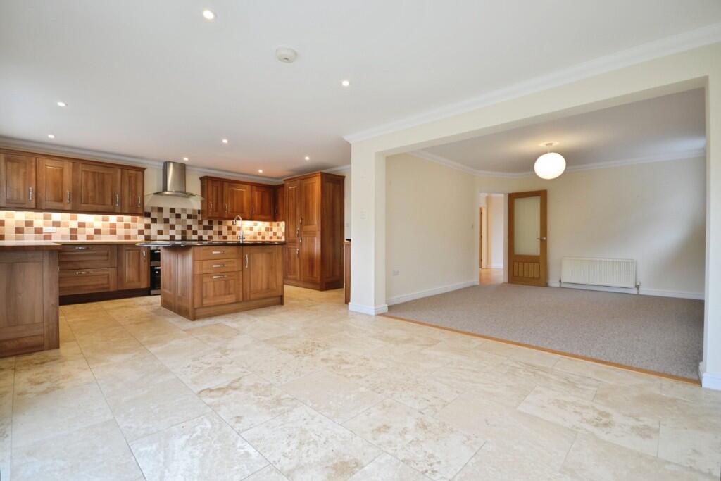 5 bed Chalet for rent in Brentwood. From Barringtons Property - Ingatestone 5 bed Chalet for rent in Brentwood. From Barringtons Property - Ingatestone
