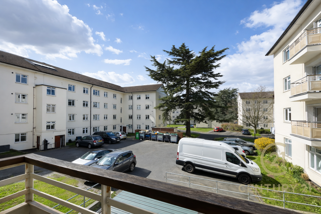 3 bed 1st Floor Flat for rent in Kingston upon Thames. From Century 21 Royale - Kingston Upon Thames