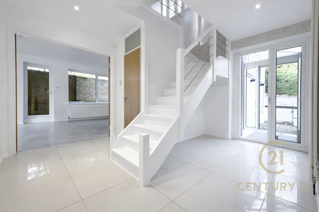 4 bed Detached for rent in New Malden. From Century 21 Royale - Kingston Upon Thames