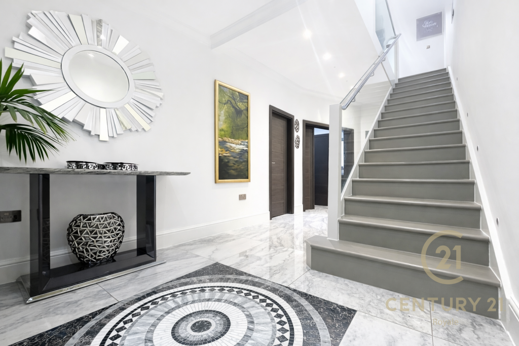 7 bed Semi Detached for rent in New Malden. From Century 21 Royale - Kingston Upon Thames 7 bed Semi Detached for rent in New Malden. From Century 21 Royale - Kingston Upon Thames