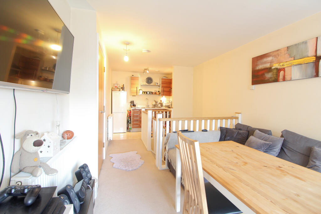 1 bed Apartment for rent in Ashford. From Century 21 Royale - Kingston Upon Thames