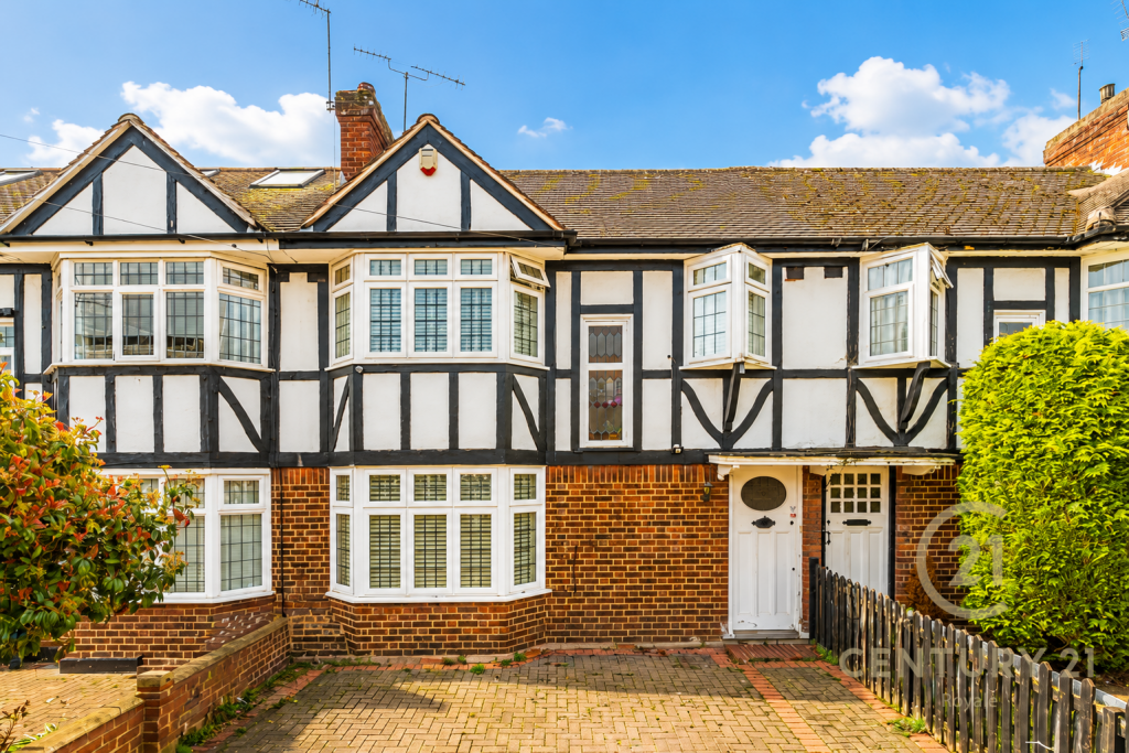 3 bed Mid Terraced House for rent in Teddington. From Century 21 Royale - Kingston Upon Thames