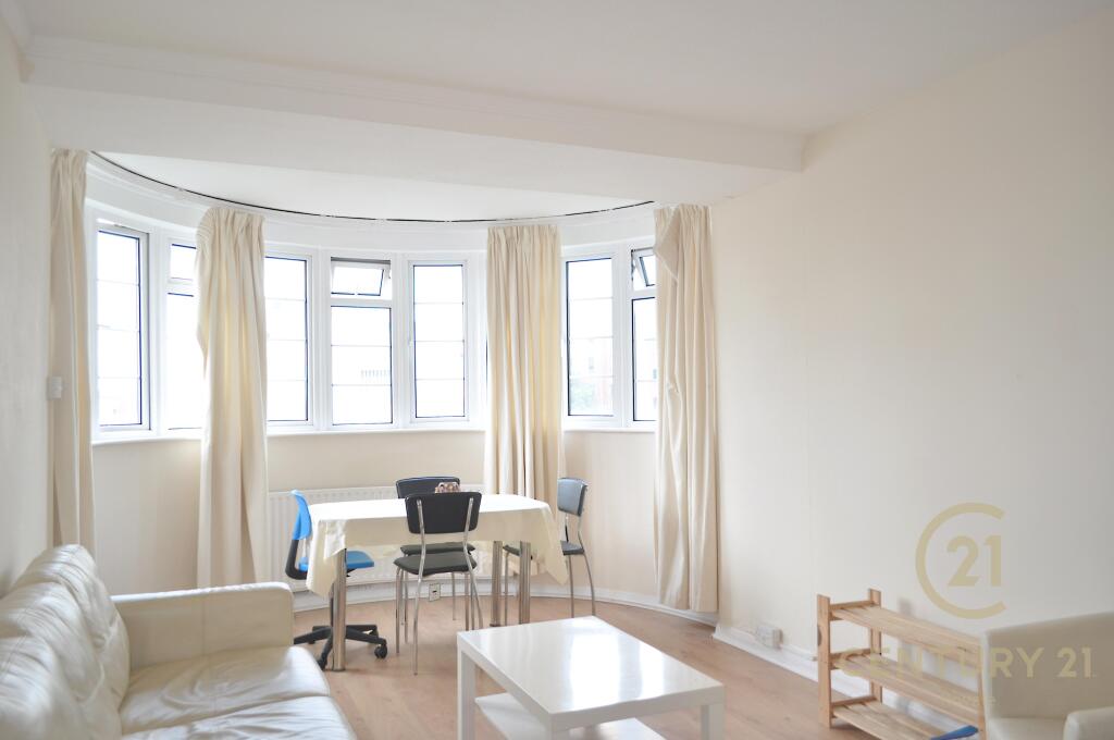 3 bed 1st Floor Flat for rent in Surbiton. From Century 21 Royale - Kingston Upon Thames 3 bed 1st Floor Flat for rent in Surbiton. From Century 21 Royale - Kingston Upon Thames