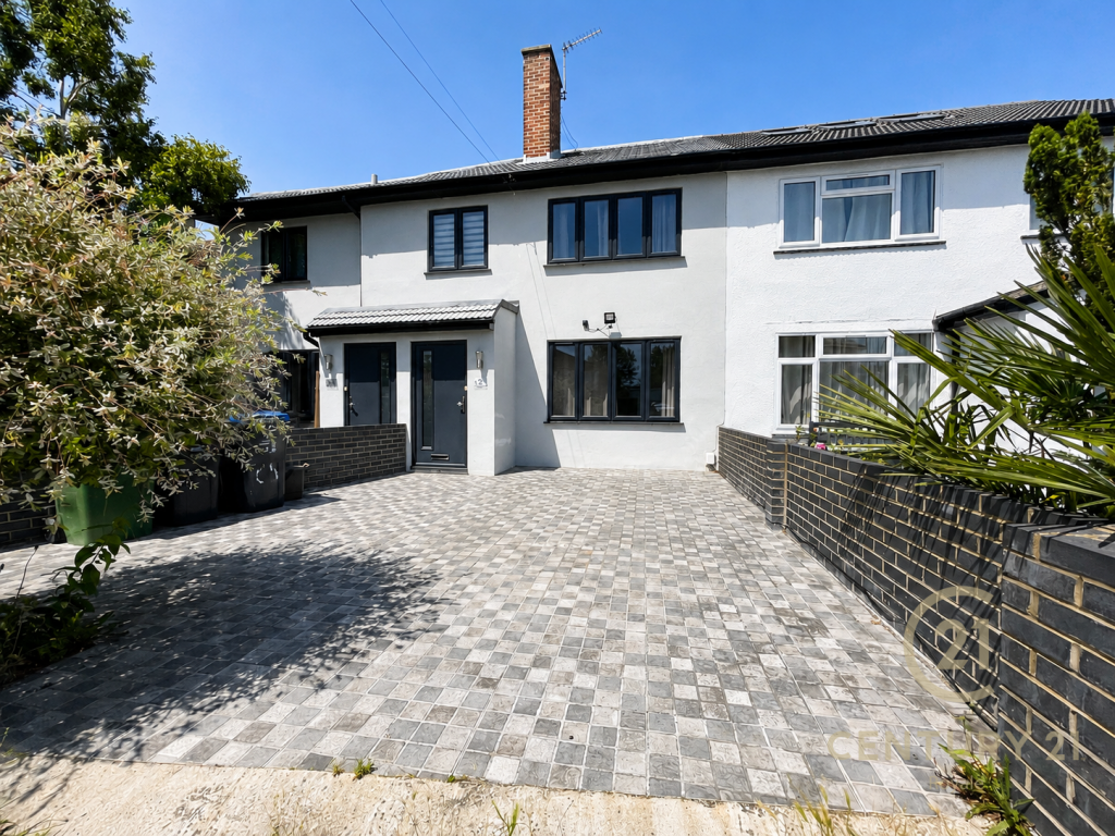 3 bed Mid Terraced House for rent in New Malden. From Century 21 Royale - Kingston Upon Thames