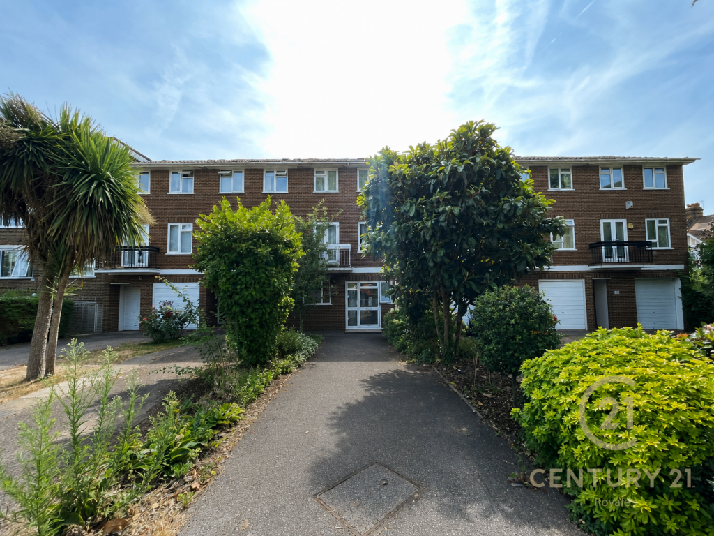 4 bed Mid Terraced House for rent in Putney. From Century 21 Royale - Kingston Upon Thames