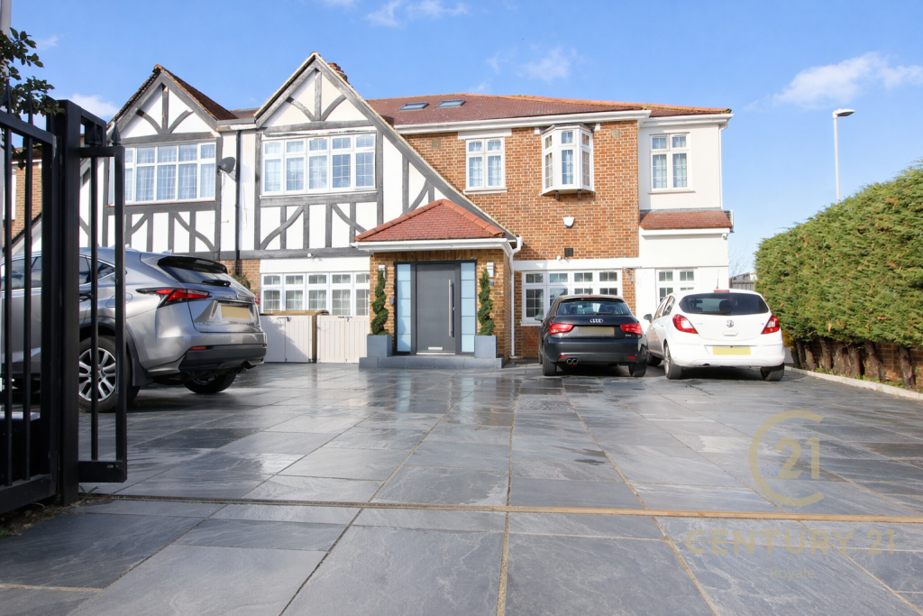 7 bed Semi Detached for rent in New Malden. From Century 21 Royale - Kingston Upon Thames