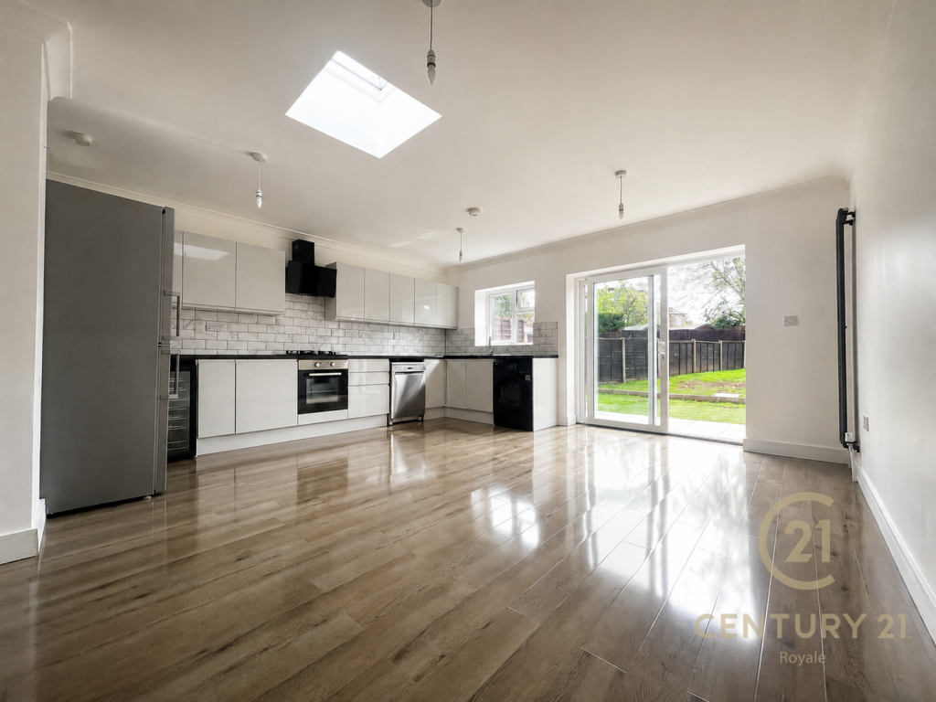4 bed Semi Detached for rent in Epsom. From Century 21 Royale - Kingston Upon Thames 4 bed Semi Detached for rent in Epsom. From Century 21 Royale - Kingston Upon Thames