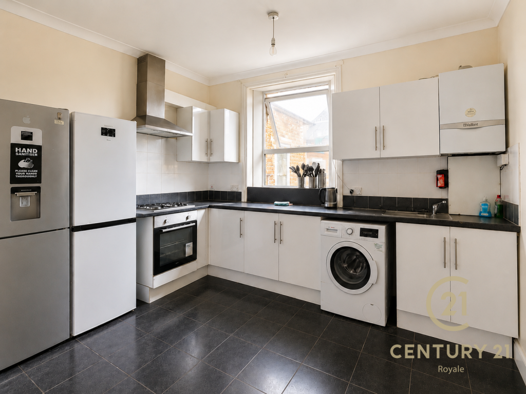 5 bed 1st Floor Flat for rent in Kingston upon Thames. From Century 21 Royale - Kingston Upon Thames